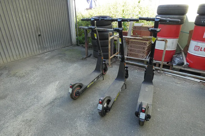 3x OKAI ES400A Profi E-Scooter